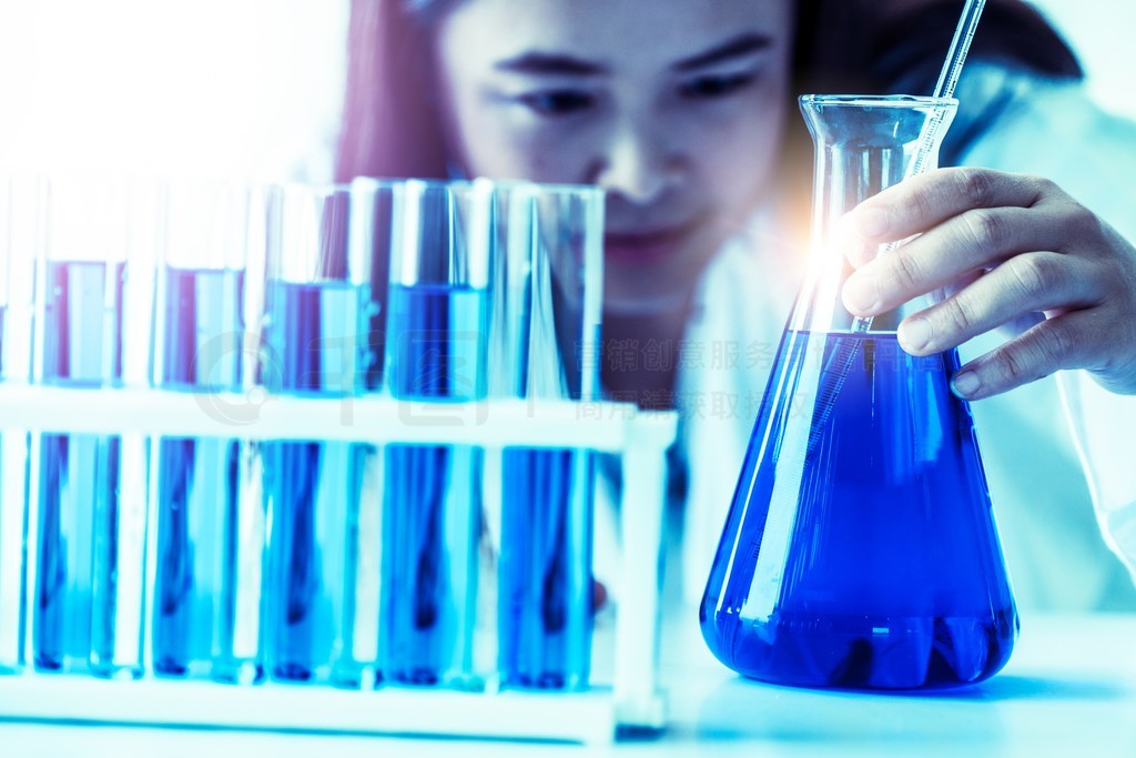 從試管到實(shí)驗(yàn)室 女科學(xué)家在生物化學(xué)領(lǐng)域的創(chuàng)新之路